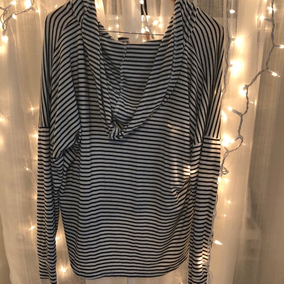 Roxy V Neck hoodie - Picture 3 of 3